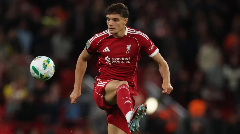 Liverpool defender Giovanni Leoni faces months on the sidelines after suffering a suspected anterior cruciate ligament injury on his debut.</b> The 18-year-old played 81 minutes of Tuesday's 2-1 Carabao Cup third-round win over Southampton before going off with the injury.