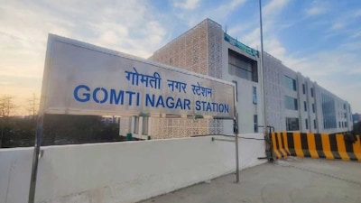Lucknow's Gomti Nagar Railway Station is set to create history by becoming Uttar Pradesh's first privately-managed railway hub. This move is being seen as a big step in the modernisation of Indian Railways. While train operations, security, and ticketing will remain under Indian Railways, almost everything else at the station will now be managed by private companies.