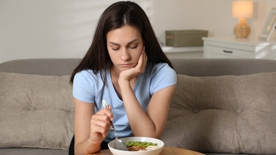 Maintaining a calming state of mind is important when you sit down to eat. Yet it's a rarity nowadays, with officegoers scarfing down meals at their desks or coming home to eat in front of the TV or laptop, or scrolling through their social media feed in a daze. Point being, there's always some kind of stimulation at mealtime, predominantly screens. This creates anxiety, making mealtimes feel overwhelming. To address this situation, how one eats also matters in improving mental wellbeing.