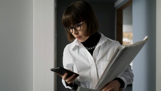 Many people click unsubscribe links without thinking, but have you ever thought that these clicks could expose you to scams and fake sites online? Your inbox often fills with unwanted emails, and many messages end with a familiar phrase: “Click here to unsubscribe.” But cybersecurity experts now warn that hitting that unsubscribe button might not be as safe as you think. In some cases, clicking the link could expose you to new online threats.