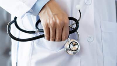 MCC NEET UG 2025 Counselling: The Medical Counselling Committee (MCC) will close the choice filling window for Round 1 of NEET UG 2025 counselling today, August 4. Candidates who have registered for the All India Quota (AIQ) counselling process can submit and lock their choices on the official website at mcc.nic.in until 11:59 pm.