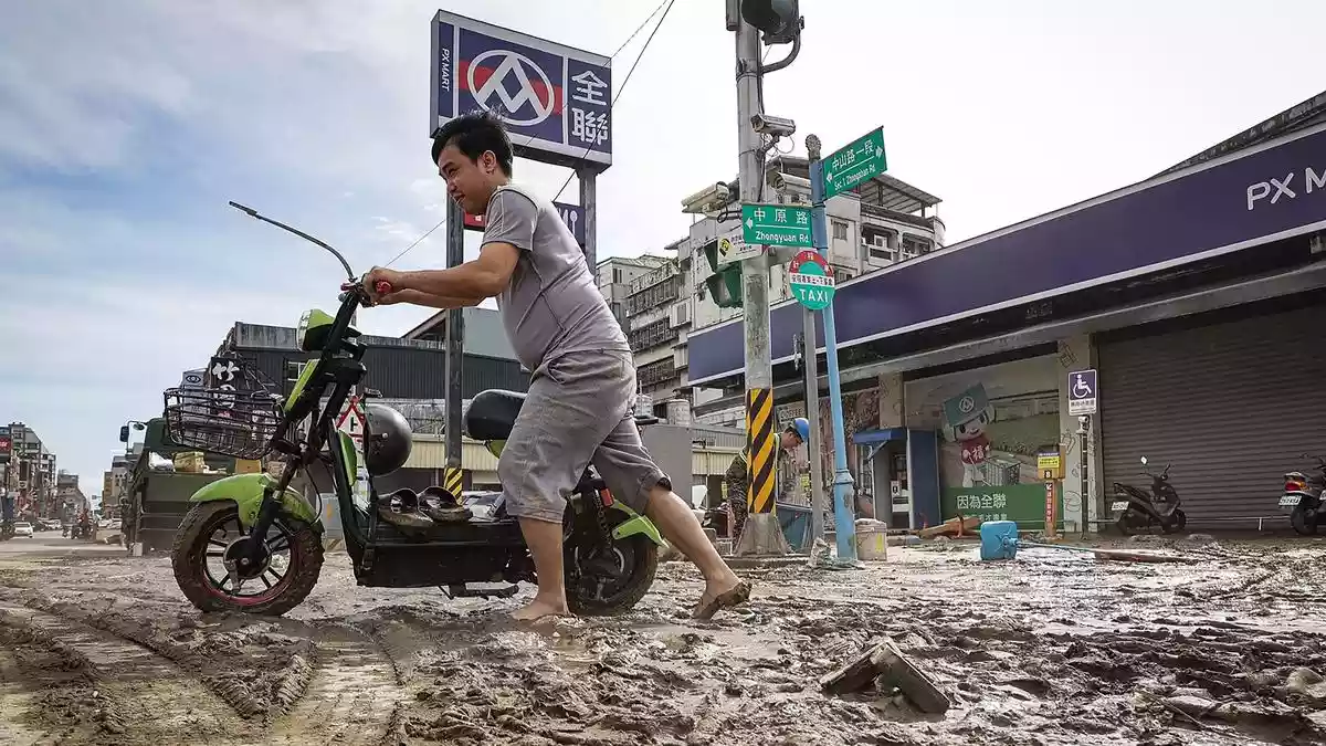 More rain falls in Taiwan after tropical depression causes flooding