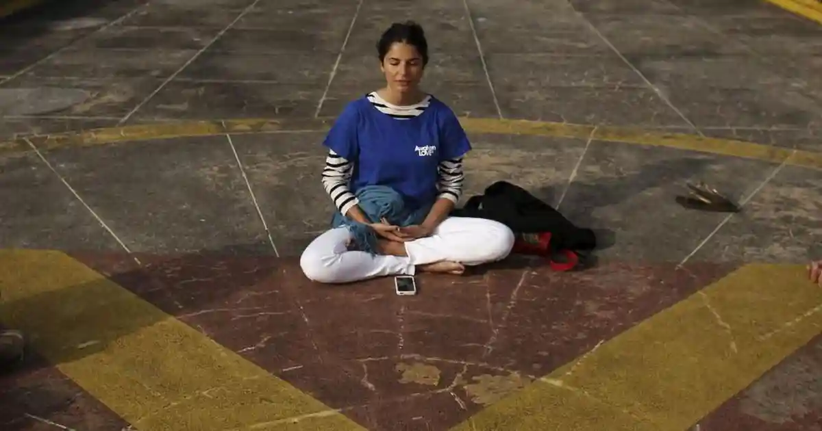 Most people know roughly what kind of lifestyle they should be living to stay healthy. Think regular exercise, a balanced diet and sufficient sleep. Yet, despite all the hacks, trackers and motivational quotes, many of us still struggle to stick with our health goals.Most people know roughly what kind of lifestyle they should be living to stay healthy.Think regular exercise, a balanced diet and sufficient sleep. Yet, despite all the hacks, trackers and motivational quotes, many of us still struggle to stick with our health goals.Meanwhile, people worldwide are experiencing more lifestyle-associated chronic disease than ever before.But what if the missing piece in your health journey wasn't more discipline – but more stillness?Research shows that mindfulness meditation can help facilitate this pursuit of health goals through stillness, and that getting started is easier than you might think – no Buddhist monk robes or silent retreats required.Given how ubiquitous and accessible mindfulness resources are these days, I have been surprised to see mindfulness discussed and studied only as a mental health tool, stopping short of exploring its usefulness for a whole range of lifestyle choices.