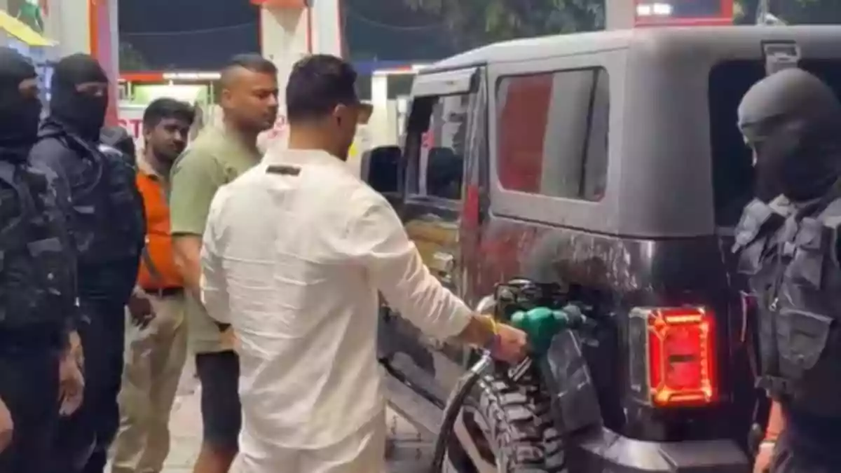 MP Man, With ‘Black Cat’ Commandos, Overflows Thar At Petrol Pump Like It's Common