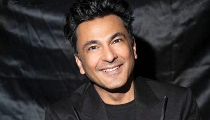 Mumbai: Celebrity chef Vikas Khanna revealed how he gave Priyanka Chopra a warm and heartfelt welcome during her recent visit to his New York restaurant, Bungalow. In his recent post, he recalled how he added a special Indian touch to give Priyanka a memorable dining experience by filling the space with the soothing scent of mogra flowers. Sharing a couple of photos from the evening on Instagram, Khanna wrote, “When Priyanka comes to dine at Bungalow, I always feel the need to do something more….that takes her home. Today, it was the scent of mogra flowers. Soft. Familiar. Sacred. Like a memory you can breathe. No one represents us better on the global stage. And we are soooo proud of our Desi Girl. And yet—she always carries India in her heart.”