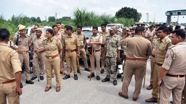 Mumbai on security alert: A threatening message was sent to Mumbai Traffic Control Room on its official WhatsApp number on Friday, September 5, warning about a series of bomb attacks planned for Ganesh Visarjan, according to a media reports. Police said, “Traffic Police in Mumbai received threats over their official WhatsApp number. In the threat, a claim has been made that 34 'human bombs' have been planted in 34 vehicles across the city and the blast will shake entire Mumbai,” ANI reported.