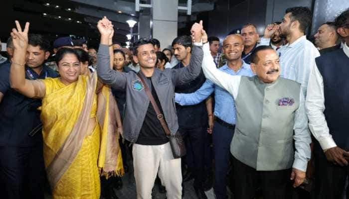 New Delhi: Returning to India for the first time after completing a successful space mission, astronaut Shubhanshu Shukla arrived in the early hours of Sunday at Indira Gandhi International Airport in the national capital. He was welcomed by the Union Minister of State, Jitendra Singh, and the Chief Minister of Delhi, Rekha Gupta.