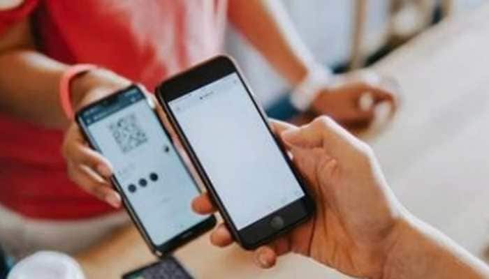 New Delhi: The massive adoption of unified payments interface (UPI) based digital transactions had put India in the global spotlight. However cash payments and transactions are seemingly making comeback in the shops of Bengaluru. As per a report in the Economic Times, small shopkeepers and street vendors in Bengaluru are removing QR codes. The shop fronts instead are replaced by hand-written signs “No UPI, only cash,” ET has reported.