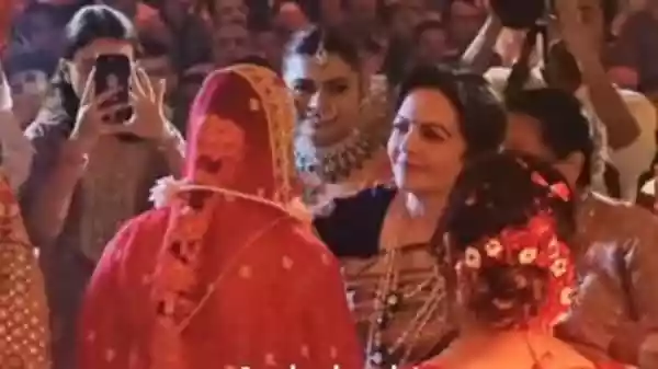 Nita Ambani blesses newlyweds Dweta and Karan Nathwani at Mumbai wedding