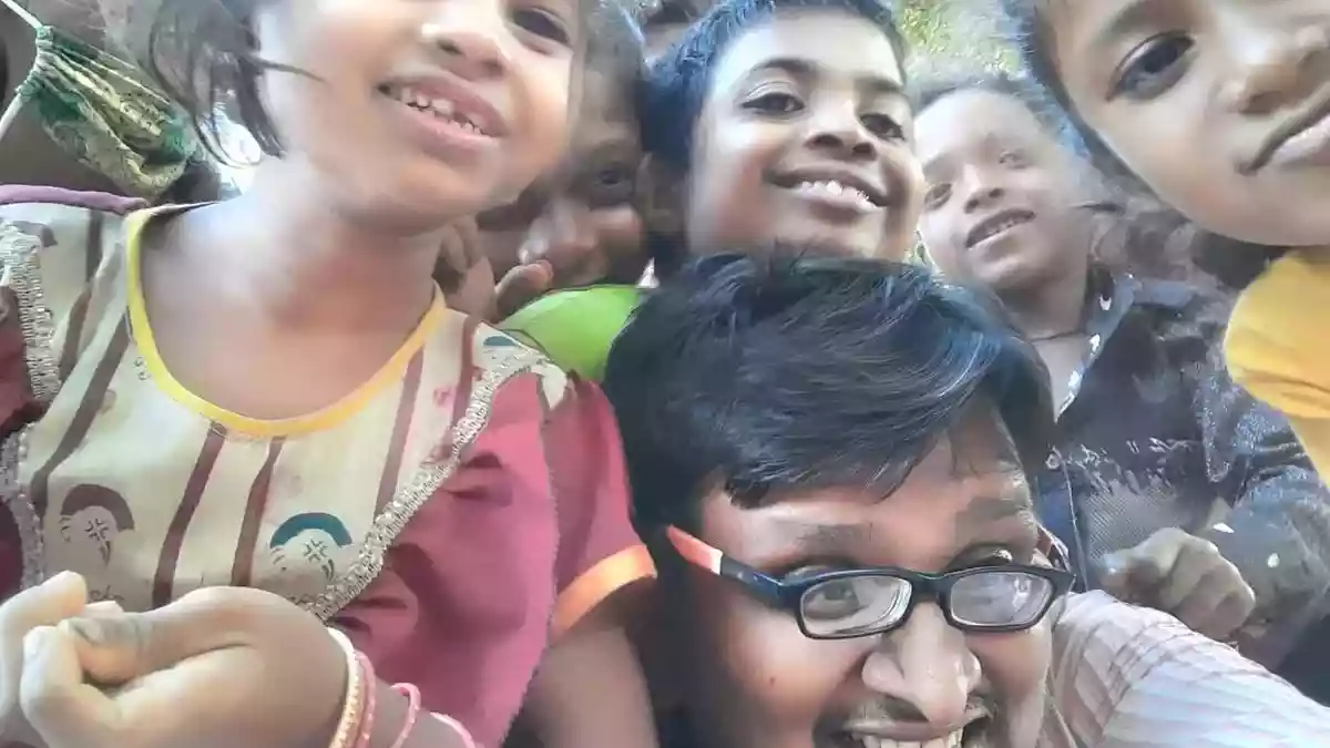 On a recent bright afternoon, after the midday meal, children at two primary schools, one in Sukma and the other in Dantewada, both districts carved out of Bastar, settled into their leisure time. Two young instructors handed out papers and sketches, and for others a few leaves lying nearby, asking the children to draw or arrange whatever they wished.