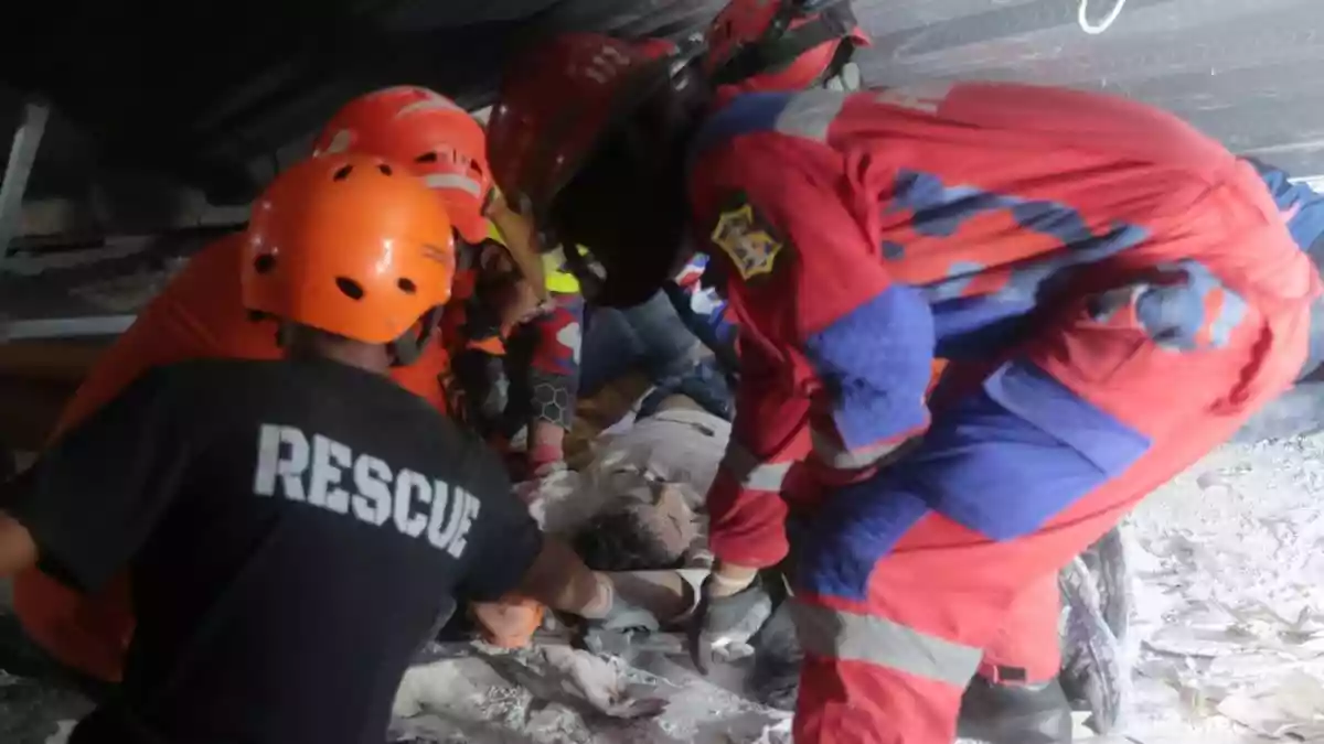 One dead and at least 65 students are presumed buried under the rubble of an Islamic school building that collapsed in Indonesia. Soon after receiving information, the rescue team rushed to the spot to rescue the students trapped under the rubble of a collapsed school building.