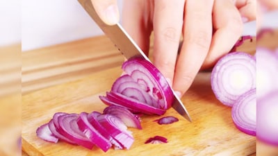 Onions are among the most widely consumed vegetables in the world, valued for their strong aroma, sharp flavour and versatility in cooking. From salads and chutneys to sandwiches and curries, raw onions are a staple in countless cuisines. While they are rich in essential nutrients like vitamin C, antioxidants and plant-based compounds that support immunity and overall health, eating them raw is not always suitable for everyone. In some cases, consuming raw onions in excess or even in small amounts for sensitive individuals can lead to discomfort and unwanted health issues.