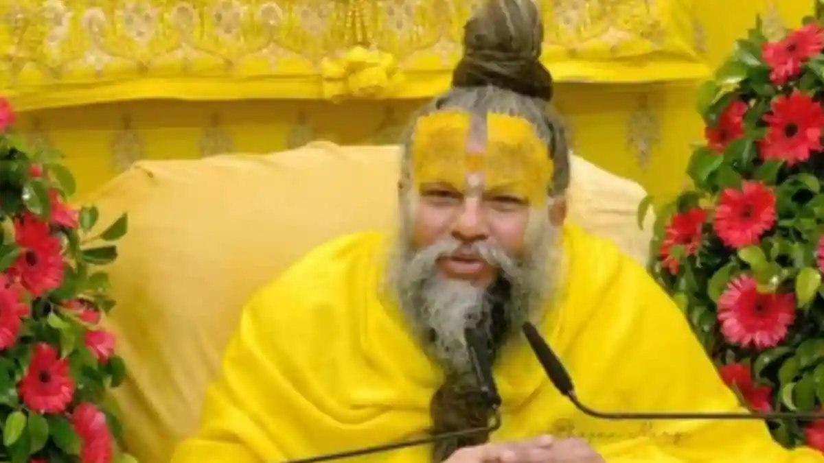 Premanand Ji Maharaj Health Update: Premanand Ji Maharaj is known for attracting devotees from all over India and abroad. People come to his satsangs to ask for his guidance on personal life, and he answers their questions with calmness and simplicity. Recently, concerns grew about his health, as he revealed that both his kidneys are not functioning properly. This has forced him to pause his daily yatra, which is an important part of his routine.Premanand Ji Maharaj Health Update: Premanand Ji Maharaj is known for attracting devotees from all over India and abroad. People come to his satsangs to ask for his guidance on personal life, and he answers their questions with calmness and simplicity. Recently, concerns grew about his health, as he revealed that both his kidneys are not functioning properly. This has forced him to pause his daily yatra, which is an important part of his routine.Despite this, a new video shared on social media shows Maharaj Ji laughing in a most cheerful manner. The sight of him smiling has left his followers happy.