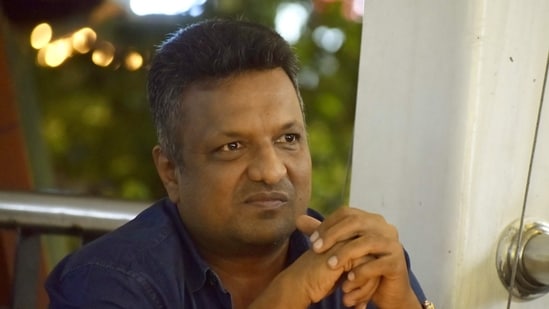 Producers in Bollywood have long been complaining about the rising entourage costs of actors. In a recent chat with Cyrus Broacha on his podcast, director Sanjay Gupta revealed that while some actors demand as many as six vanity vans with them on set, a superstar like Amitabh Bachchan never even lets the proßducer pay for his staff.