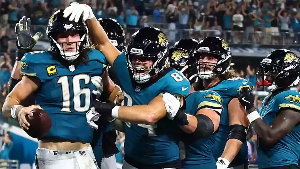 Quarterback Trevor Lawrence scored a one-yard touchdown with 23 seconds left to give the Jacksonville Jaguars a dramatic 31-28 win against the Kansas City Chiefs in the NFL.</b> Lawrence slipped before getting up and diving over the line as the Jaguars improved their record to 4-1 for the season for the first time since 2007.Quarterback Trevor Lawrence scored a one-yard touchdown with 23 seconds left to give the Jacksonville Jaguars a dramatic 31-28 win against the Kansas City Chiefs in the NFL.</b>Lawrence slipped before getting up and diving over the line as the Jaguars improved their record to 4-1 for the season for the first time since 2007.