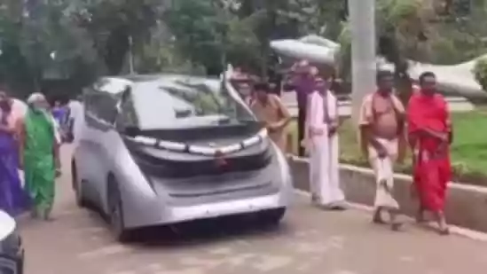 Seer takes ride in driverless car at Bengaluru engineering college