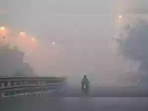 Smog pushes Delhi’s AQI to 303 ‘very poor’ as IMD warns of cold wave