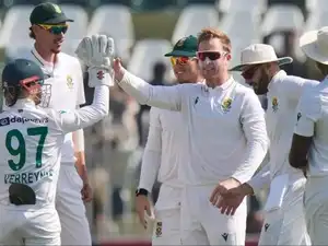 South Africa thrashes Pakistan by 8 wickets to level the two-test series