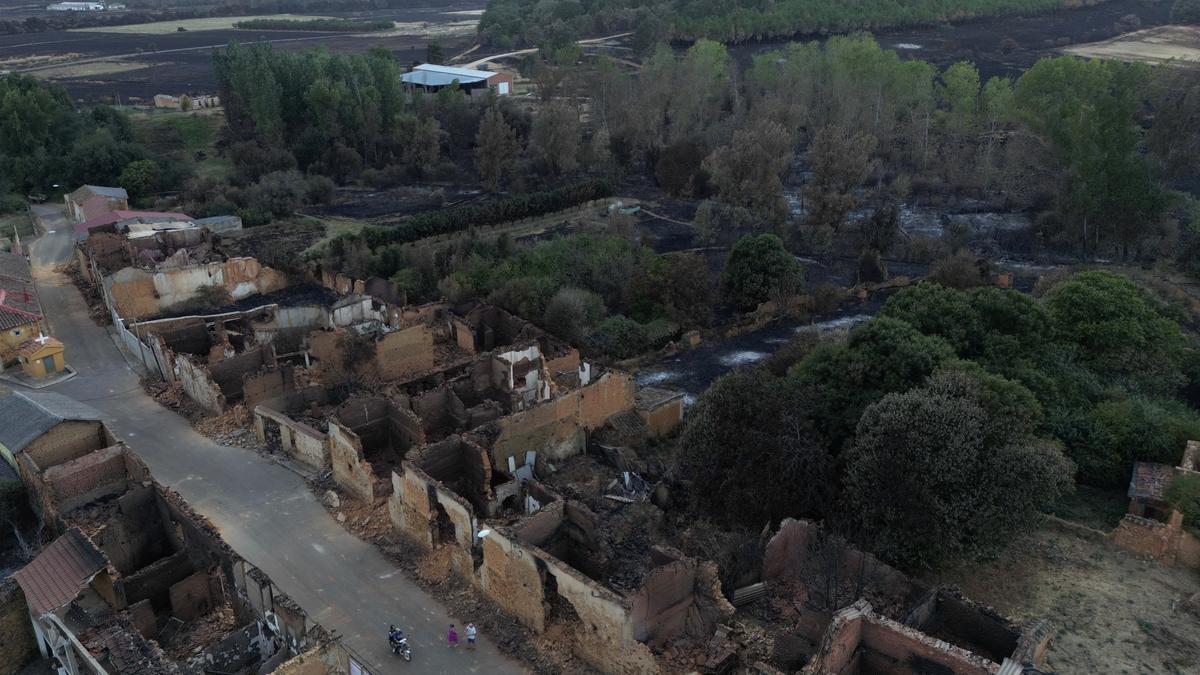 Spain is deploying a further 500 soldiers to battle wildfires that have torn through parched woodland during a prolonged spell of scorching weather, Prime Minister Pedro Sánchez said on Sunday (August 17, 2025). The decision to add to the more than 1,400 troops already on wildfire duty came as authorities struggled to contain forest blazes, especially in the northwestern Galicia region, and awaited the arrival of promised aircraft reinforcements from other European countries.