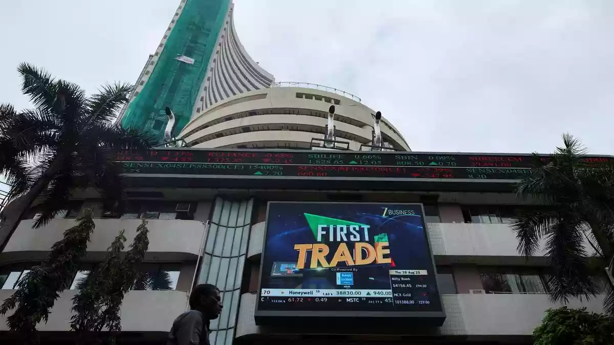 Stock markets rallied for the third consecutive day on Monday (October 6, 2025), with benchmark Sensex climbing 583 points and the Nifty reclaiming the 25,000-level following value buying in IT and financial shares. The 30-share BSE Sensex jumped 582.95 points or 0.72% to settle at 81,790.12. During the day, it zoomed 639.25 points or 0.78% to 81,846.42.Stock markets rallied for the third consecutive day on Monday (October 6, 2025), with benchmark Sensex climbing 583 points and the Nifty reclaiming the 25,000-level following value buying in IT and financial shares.The 30-share BSE Sensex jumped 582.95 points or 0.72% to settle at 81,790.12. During the day, it zoomed 639.25 points or 0.78% to 81,846.42.The 50-share NSE Nifty surged by 183.40 points or 0.74% to 25,077.65. Nifty has advanced 466 points or 1.89% in three sessions to regain the 25,000 level on Monday (October 6, 2025) on value buying by investors.Among Sensex firms, Tata Consultancy Services, Tech Mahindra, Axis Bank, Bajaj Finance, Eternal, Infosys, Kotak Mahindra Bank and Bajaj Finserv were the major gainers.