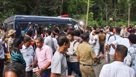 <strong>Dakshina Kannada:</strong> The Belthangady Court on Saturday sent the complainant in the Dharmasthala case to 10 days of Special Investigation Team (SIT) custody. The SIT is investigating the Dharmasthala mass burial case. Karnataka Home Minister G Parameshwara told reporters that police is investigating to unearthen the network behind in the case and confirmed the arrest of the complainant.