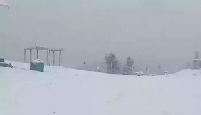 <strong>Jammu-Kashmir Weather:</strong> Razdan Top received fresh snowfall, while parts of Srinagar were lashed by rain. The India Meteorological Department (IMD) had forecast 'heavy rainfall' along with 'light to moderate rainfall' for the city. <strong>Jammu and Kashmir Weather Update:</strong> The weather in Jammu and Kashmir turned winter land as Razdan Top received fresh snowfall, while rain lashed parts of Srinagar on Monday morning.<strong>Jammu-Kashmir Weather:</strong> Razdan Top received fresh snowfall, while parts of Srinagar were lashed by rain. The India Meteorological Department (IMD) had forecast 'heavy rainfall' along with 'light to moderate rainfall' for the city.<strong>Jammu and Kashmir Weather Update:</strong> The weather in Jammu and Kashmir turned winter land as Razdan Top received fresh snowfall, while rain lashed parts of Srinagar on Monday morning.The India Meteorological Department had forecasted 'heavy rainfall, light to moderate rainfall, thunderstorm accompanied with lightning and gusty winds (30-40kmph)' in Srinagar.