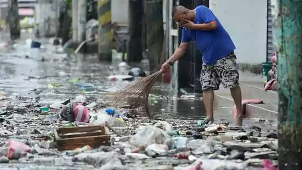 Super Typhoon Fung-wong weakens