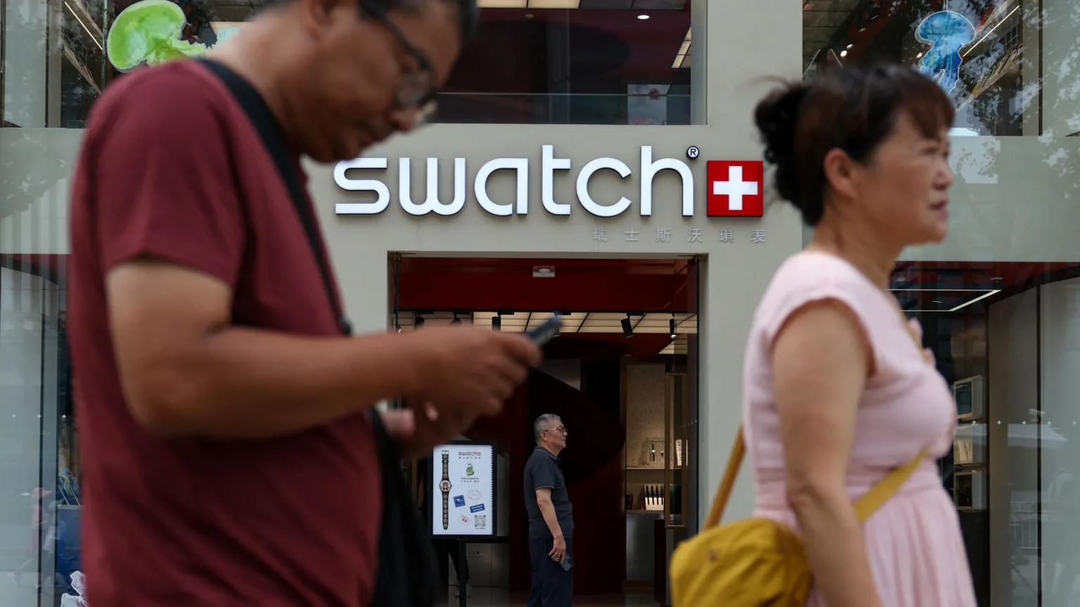 Swiss watchmaker Swatch has apologised and pulled an ad featuring a model pulling the corners of his eyes, after the image prompted uproar among Chinese social media users. Critics said the pose resembled the racist