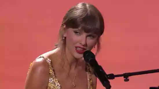 Taylor Swift performs I Knew It