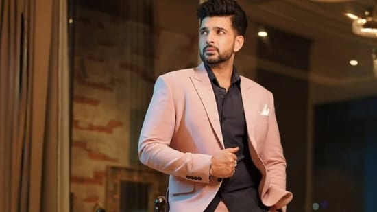 Television actor Karan Kundrra is a strong believer in fitness. The 40-year-old actor, known to be a true Punjabi foodie, makes sure to balance his love for food while maintaining a disciplined lifestyle. Recently, he opened up about shedding 12 kilos in one month. Talking about his fitness journey, the actor revealed that he didn't rely on extreme fad diets or shortcuts, instead, he simply went back to the basics. <strong>(Also read: </strong><strong>Shweta Tiwari shares fitness secrets for toned body at 44: 'I do Pilates, little weight training but not yoga'</strong><strong> )</strong>