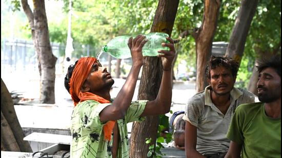 Temperature projections show that by 2030, approximately 89% of South Asia’s population will face extreme heat risks. In 2021, an average of six hours a day were too hot to safely work outside in Bangladesh, India, Pakistan and Sri Lanka New Delhi: Nearly 1.8 billion people in South Asia will face extreme heat risks by 2030, but market failures and income constraints are forcing them to rely on basic adaptation measures, a World Bank report said on Tuesday.