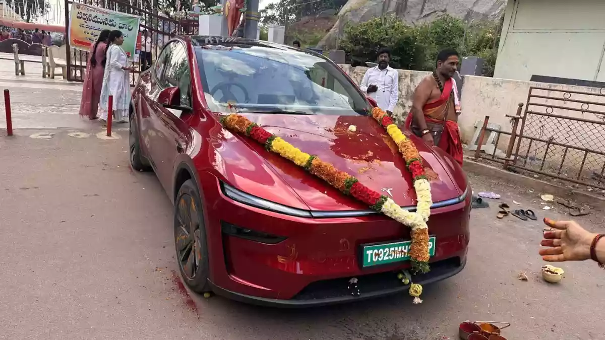 Tesla has finally arrived in India, and currently, the Model Y is the only car available for buyers. Since deliveries began, new owners have been flaunting pictures and videos of their electric vehicles. One recent post from Hyderabad has caught special attention for a unique reason. Dr Praveen Koduru, a laparoscopic surgeon, received his brand new car and took the EV to a temple for a traditional Vahan Puja. He made a light-hearted comment about Indian traditions.