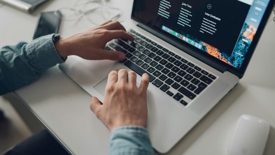 The CEO took to LinkedIn to share his thoughts on AI, but readers soon discovered they were not his thoughts at all. An Indian founder recently shared a long and well-written reflection on AI and how it is contributing to cognitive decline – only for internet sleuths to discover that his entire post had been copy-pasted from a Florida CEO. The CEO took to LinkedIn to share his thoughts on AI, but readers soon discovered they were not his thoughts at all.