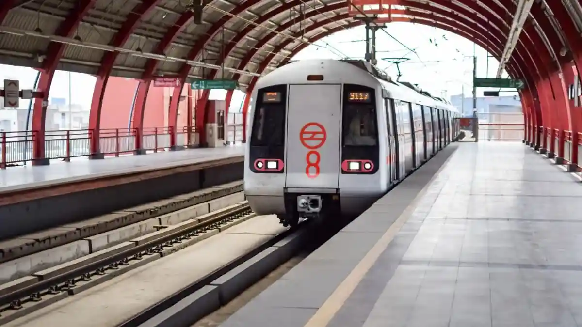 The Delhi Metro Rail Corporation (DMRC) has started a new initiative, with announcements warning passengers against shooting reels, dance videos, or any other social media content inside metro premises. The officials said that the new measure, implemented on September 14, is for all the lines of the metro. They will make sure the rule is well in place and being followed everywhere by the end of this week.
