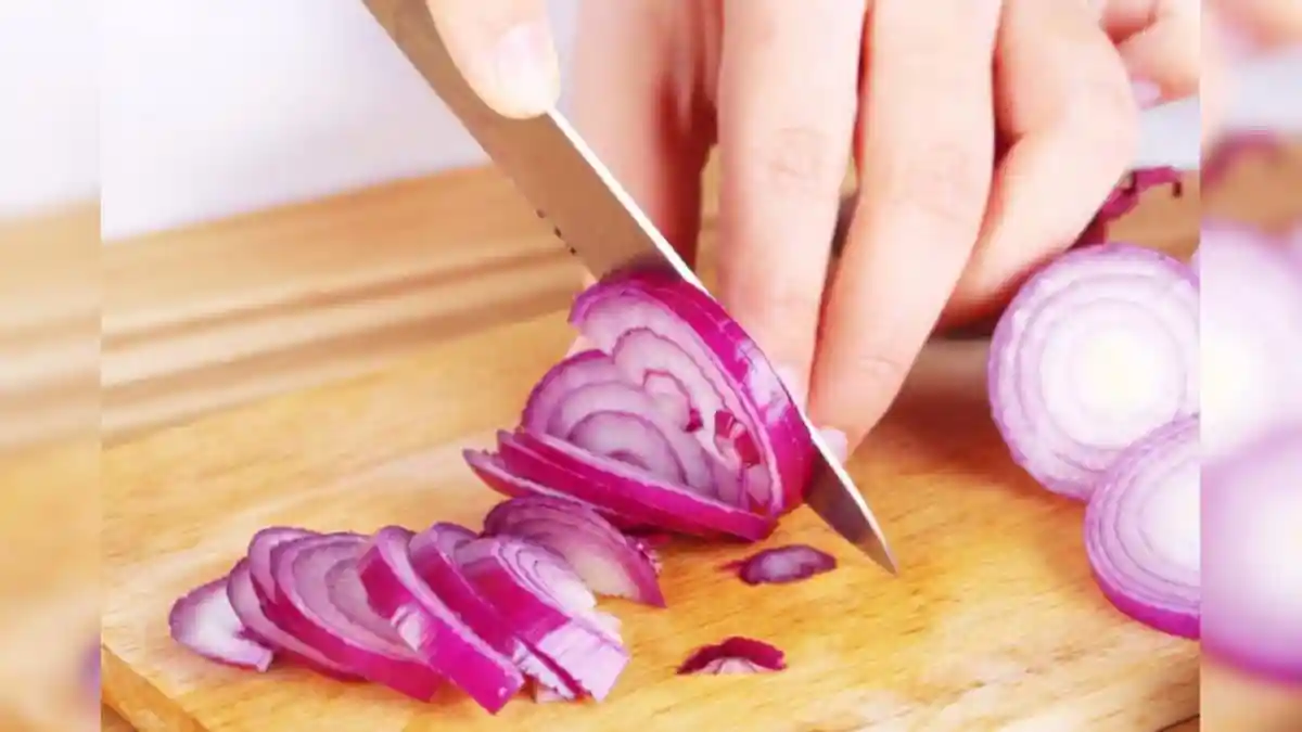 The familiar sting of onion-induced tears has long been a daily nuisance in kitchens across India, particularly for homemakers. Eye irritation and involuntary tearing while cutting onions are caused by sulfur compounds present in the vegetable. When these compounds are released into the air and come into contact with the moisture in our eyes, they form mild acids, triggering discomfort and tearing.