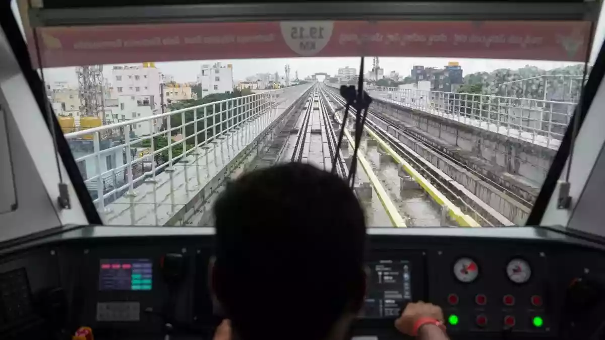 The festival of Dussehra has brought good news for Bengalureans as the first train set for the newly opened Yellow Line of Namma Metro has been received, and this will bring down the wait time between trains by 5-6 minutes. The frequency of trains on the Yellow Line has been 19-20 minutes, but with this addition, the frequency is expected to be reduced to 14-15 minutes, explained a top official from Bangalore Metro Rail Corporation Limited (BMRCL).