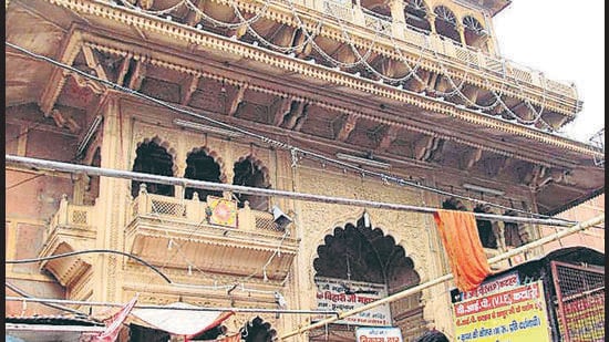 The Goswamis (priests) from the Banke Bihari Temple have been vocal in opposing the Banke Bihari Corridor plan. Seeking a consensus on the proposed Banke Bihari Corridor project, Awanish Kumar Awasthi, advisor to the chief minister, held meetings with local residents, traders and Goswamis (priests) in Vrindavan on Friday.