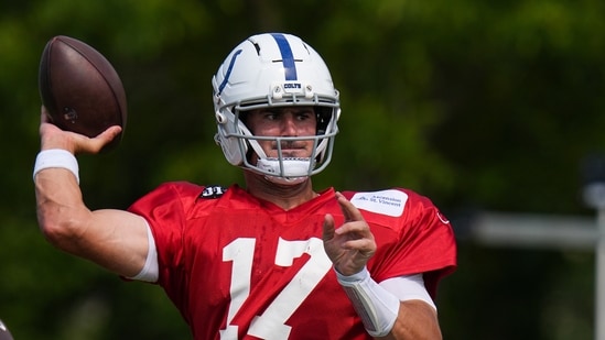 The Indianapolis Colts' competition for the starting quarterback position is quite evident between two key players: Daniel Jones and Anthony Richardson. Following Richardson's injury in Week 1 after opening the game, the position was filled by Jones in the meantime. After being sacked by pass rusher David Ojabo, Richardson had to quit playing due to an injury to his finger, as Jones took over his spot.