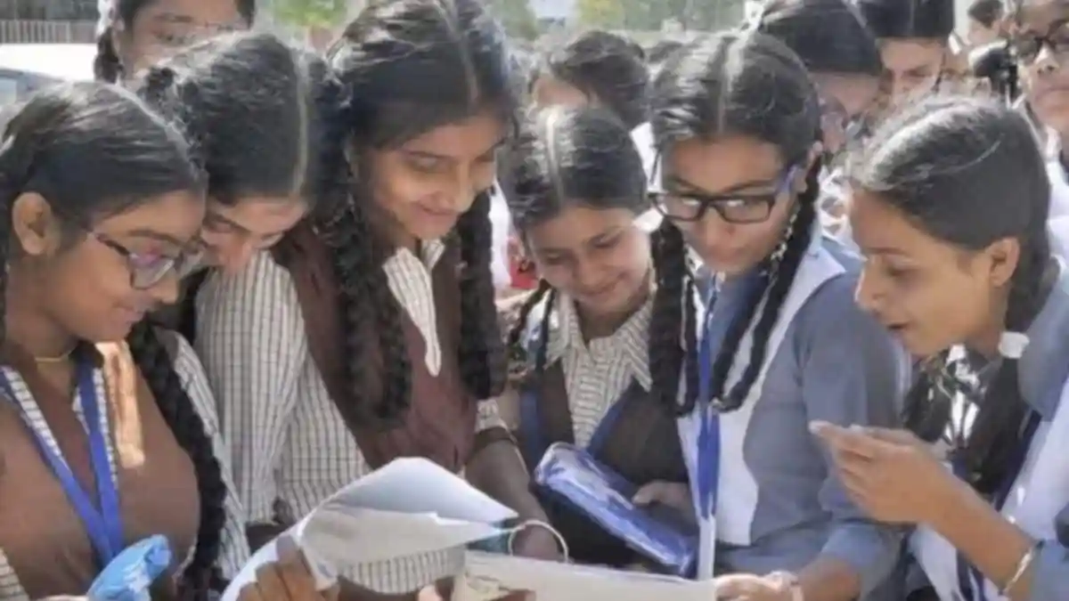 The Maharashtra State Board of Secondary and Higher Secondary Education (MSBSHSE) has extended the deadline for submitting Class 12 examination forms to October 20, following heavy rainfall and floods in the state. The original deadline for submitting the forms was September 30.