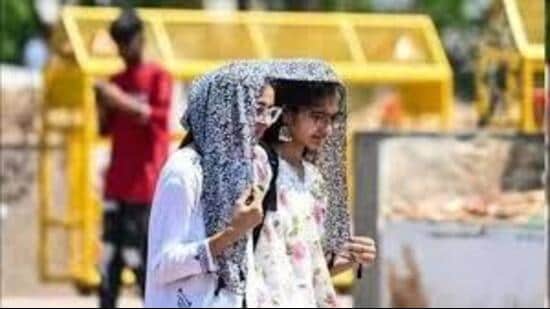 The meteorological centre said that Srinagar in Kashmir recorded a maximum of 33.3°C on Monday, some 5.3 notches above normal Kashmir is experiencing a heatwave, second in the past less than a month, with day temperatures going 4-6 degrees above normal.