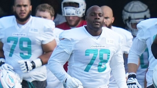 The Miami Dolphins had a low start to their ambitions for a playoff stint when they suffered a 33-8 loss against the Indianapolis Colts on Sunday (September 7). For a team looking to upgrade its offensive line in order to protect quarterback Tua Tagovaiola from further injuries, guard James Daniels's injury early in the game only made matters worse.