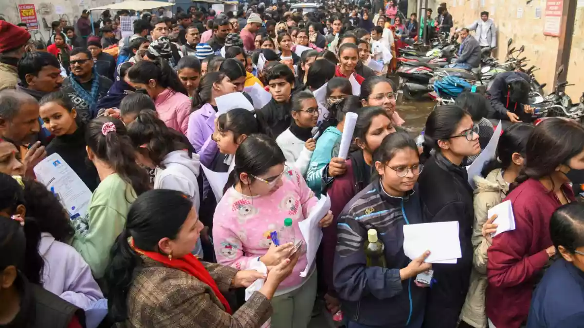 The National Testing Agency (NTA) has released an advisory for students preparing to appear in the Joint Entrance Examination (Main) 2026. The agency has asked aspirants of BTech, BArch and BPlanning programmes to update their Aadhaar card, UDID card and category certificate (EWS, SC, ST, OBC-NCL) well in advance. This will help them avoid mistakes and discrepancies while filling the online application form.