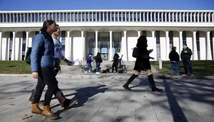 The new $100k H-1B visa fee targets employers, not students, and could actually open more doors for Indian graduates already studying in the United States. <strong>US Visa Fee:</strong> A heated debate is sweeping across social media after the US government introduced a controversial change to its H-1B visa system, a move that has sent ripples through the global student community, especially in India. The change raises the H-1B application fee to a staggering $100,000 and has sparked confusion and worry among aspiring students. But amid the uproar, many experts and netizens point out that Indian students aiming for American universities may actually benefit from the shift, not suffer.The new $100k H-1B visa fee targets employers, not students, and could actually open more doors for Indian graduates already studying in the United States.<strong>US Visa Fee:</strong> A heated debate is sweeping across social media after the US government introduced a controversial change to its H-1B visa system, a move that has sent ripples through the global student community, especially in India. The change raises the H-1B application fee to a staggering $100,000 and has sparked confusion and worry among aspiring students. But amid the uproar, many experts and netizens point out that Indian students aiming for American universities may actually benefit from the shift, not suffer.