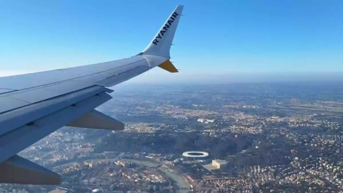 This Man Asks Ryanair For Free Ticket After Clicking ‘Amazing’ Mid-air Photo — Airline’s Reply Says It all