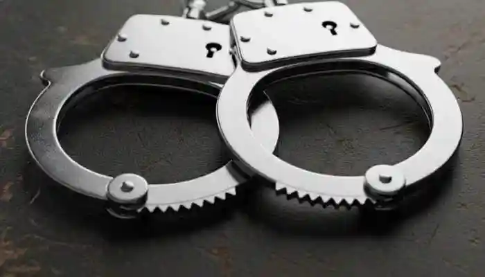 Troops of the 32 Battalion of the South Bengal Frontier of the Border Security Force, deployed at the Horandipur Border Outpost on the India-Bangladesh international border in West Bengal, achieved a significant success by apprehending an Indian smuggler red-handed.Troops of the 32 Battalion of the South Bengal Frontier of the Border Security Force, deployed at the Horandipur Border Outpost on the India-Bangladesh international border in West Bengal, achieved a significant success by apprehending an Indian smuggler red-handed.Based on precise and reliable intelligence, the troops recovered 20 gold biscuits weighing a total of 2332.66 grams. The estimated value of the seized gold is approximately Rs 2.82 crore.On the night of October 11, the troops of the 32 Battalion deployed at Horandipur BOP received credible intelligence from confidential sources that a person from Muslimpara village near the India-Bangladesh border was planning to smuggle illegal gold brought from Bangladesh through the Horandipur area.