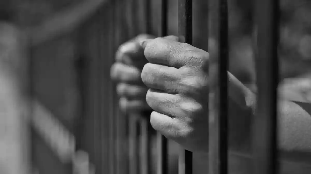 Two men from India, accused of robbing and assaulting two sex workers in hotel rooms while holidaying in Singapore, were each sentenced to five years and one month in prison, along with 12 strokes of the cane on Friday (October 3, 2025). Arokkiyasami Daison (23) and Rajendran Mayilarasan (27) pleaded guilty to voluntarily causing hurt while robbing the victims, reported The Straits Times.