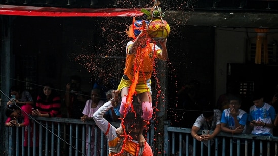 Two persons have died and 117 others suffered injuries during the 'Dahi Handi' festival in Mumbai and neighbouring Thane city which drew large crowds of people, including celebrities, officials said. In Thane, Bollywood actors Govinda, Chunky Pandey and Sunil Shetty attended the festivities held on Saturday.