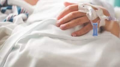 Two young sisters in Uttar Pradesh lost their lives after allegedly taking medicines prescribed by doctors. Nirmala, a resident of Uncha Amirpur, said her son Jitendra is the father of five daughters. When his second daughter, 9-year-old Shivangi, and third daughter, 4-year-old Sakshi, developed pimples and boils, she took them to the Dhaulana CHC for treatment. However, after taking the prescribed medicines, their bodies reportedly began to swell.