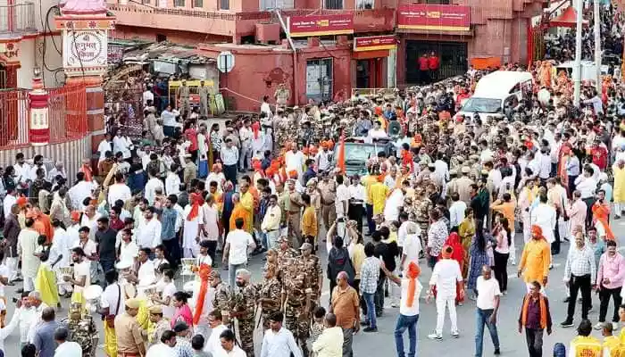 UP CM also performed aarti of the artists who were enacting the roles of Ram, Lakshman, and Sita at the Ramlila ground in Gorakhpur as part of the Dussehra celebrations. GORAKHPUR: Uttar Pradesh Chief Minister Yogi Adityanath participated in the 'Vijay Shobha Yatra' on Thursday, organised on the occasion of Vijayadashami. During the yatra, the UP CM was seen being garlanded while wearing a headdress, as he went to the Mansarovar temple and paid his tributes.