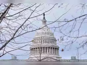 US government shuts down but quick resolution expected